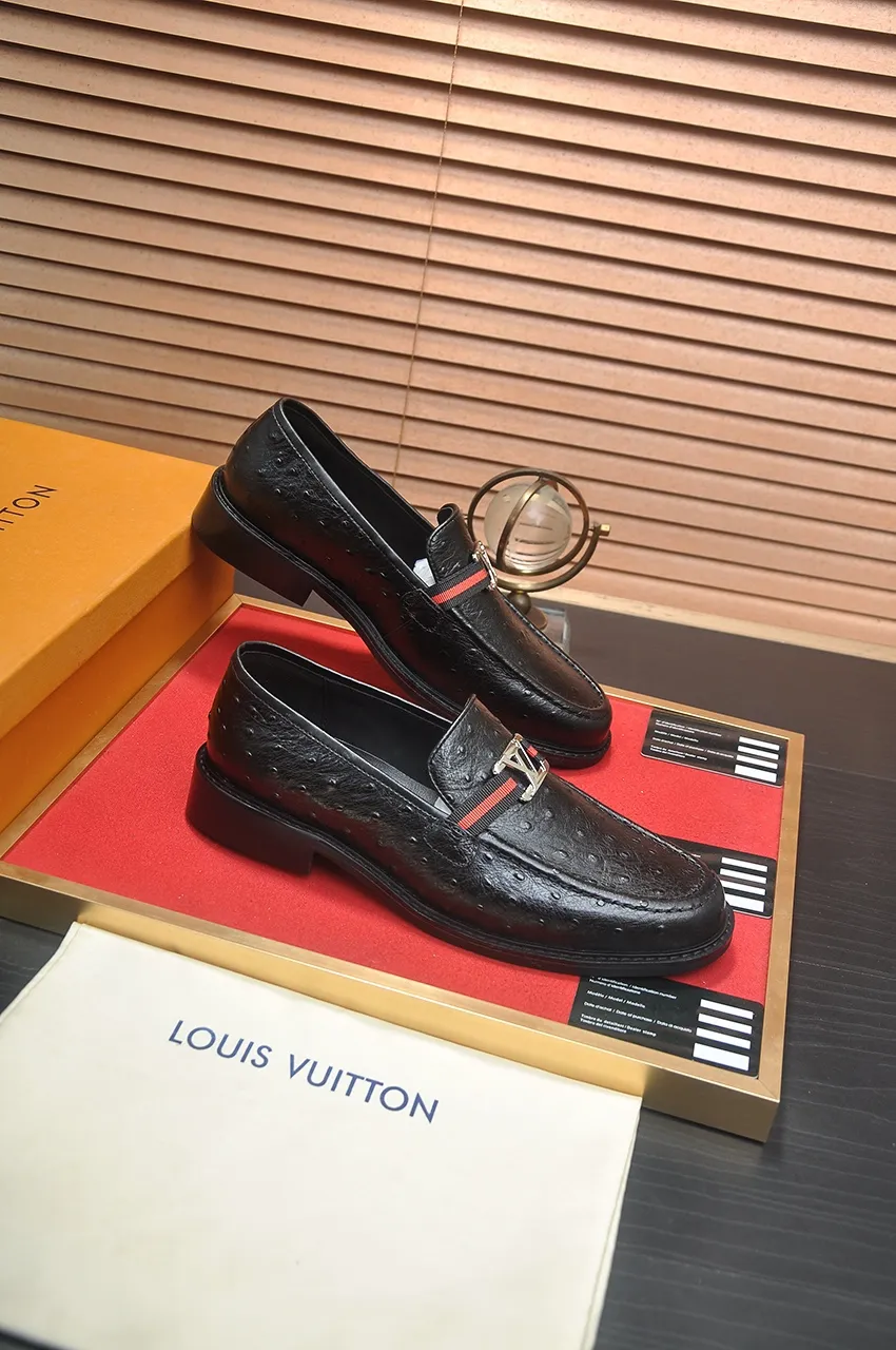 Men's men's shoes 💰460💶 [LV] (original single cowhide lining) 🍀LV's latest genuine leather business suit shoes are launched simultaneously on the official website. The first-layer cowhide imported from Italy is made of heavy gold, 💥1:1 rubber outsole from the official website. Versatile to wear, high-end without losing class, and the color combination is extraordinary. This four-season style is alluring when worn on your feet, showing off your big-name flair. Standard code 38-45 (45 customized)